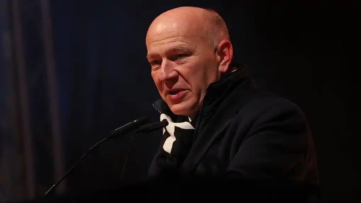 Berlin mayor Kai Wegner speaking at a podium