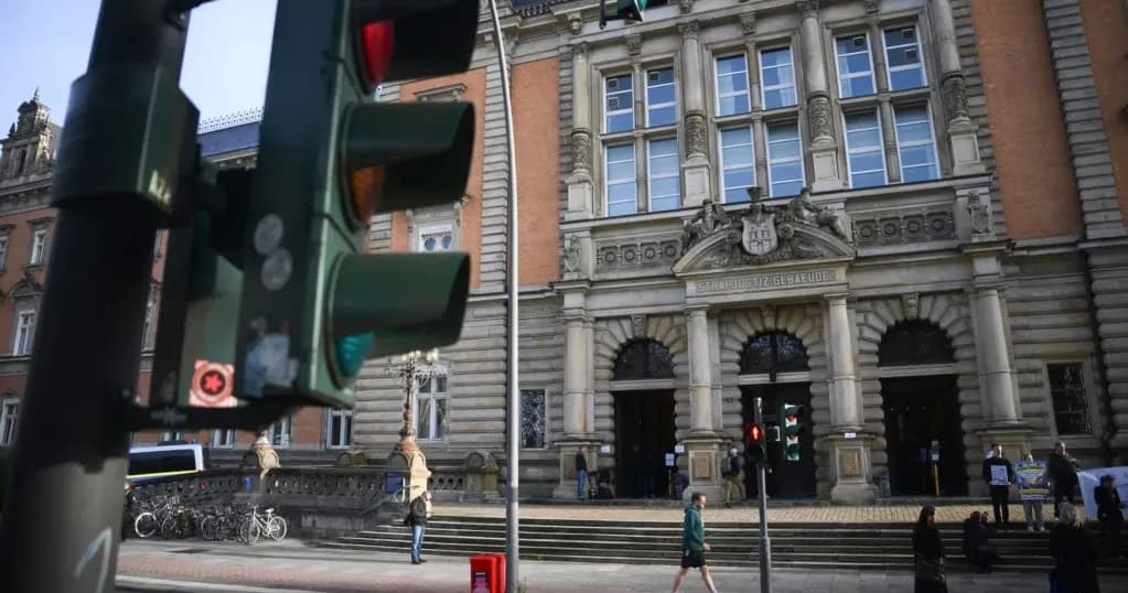 Exterior of a Hamburg courthouse building with pedestrians passing by on the street