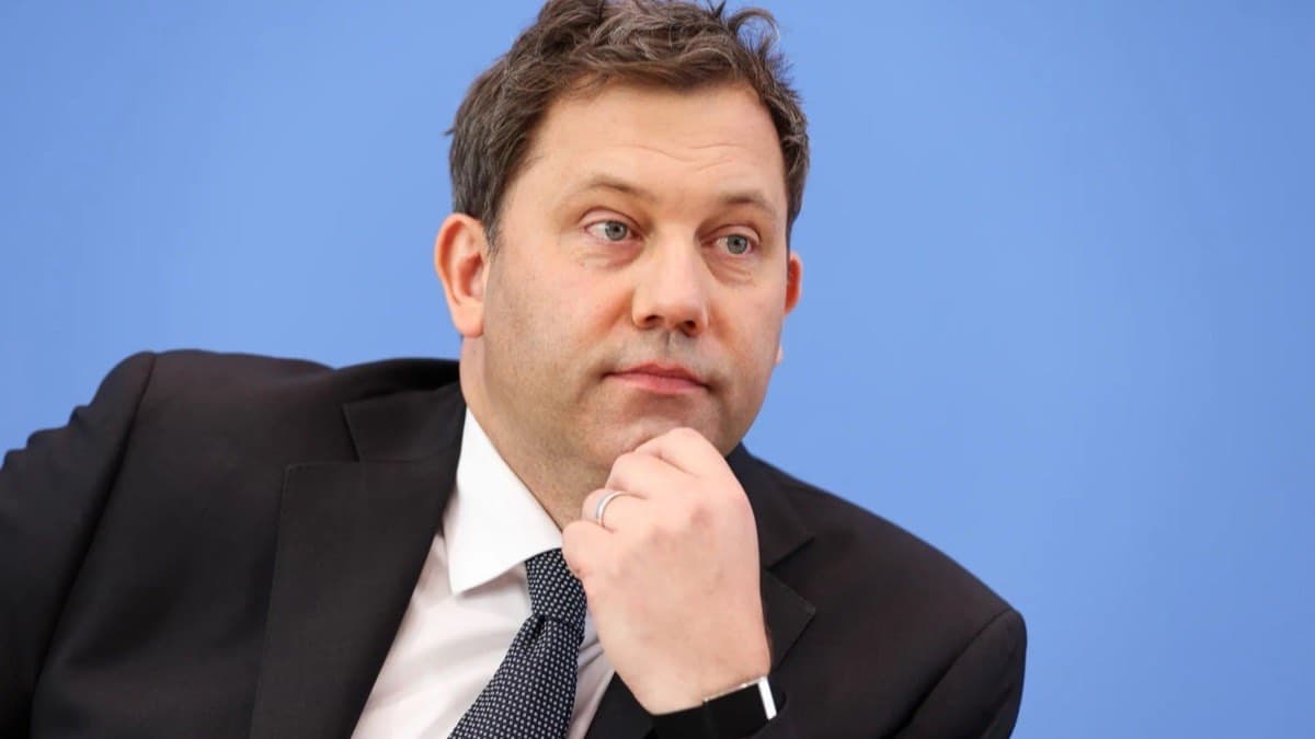 German Finance Minister Lars Klingbeil resting his chin on his hand at a press conference