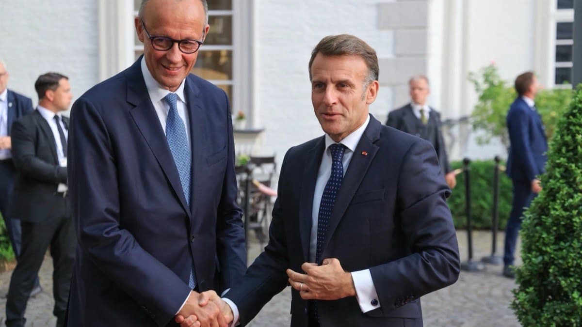 German Chancellor Friedrich Merz and French President Emmanuel Macron shaking hands