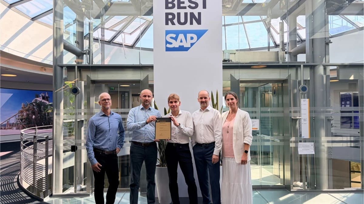 NTT DATA Business Solutions and SAP representatives holding a certificate under a THE BEST RUN SAP banner
