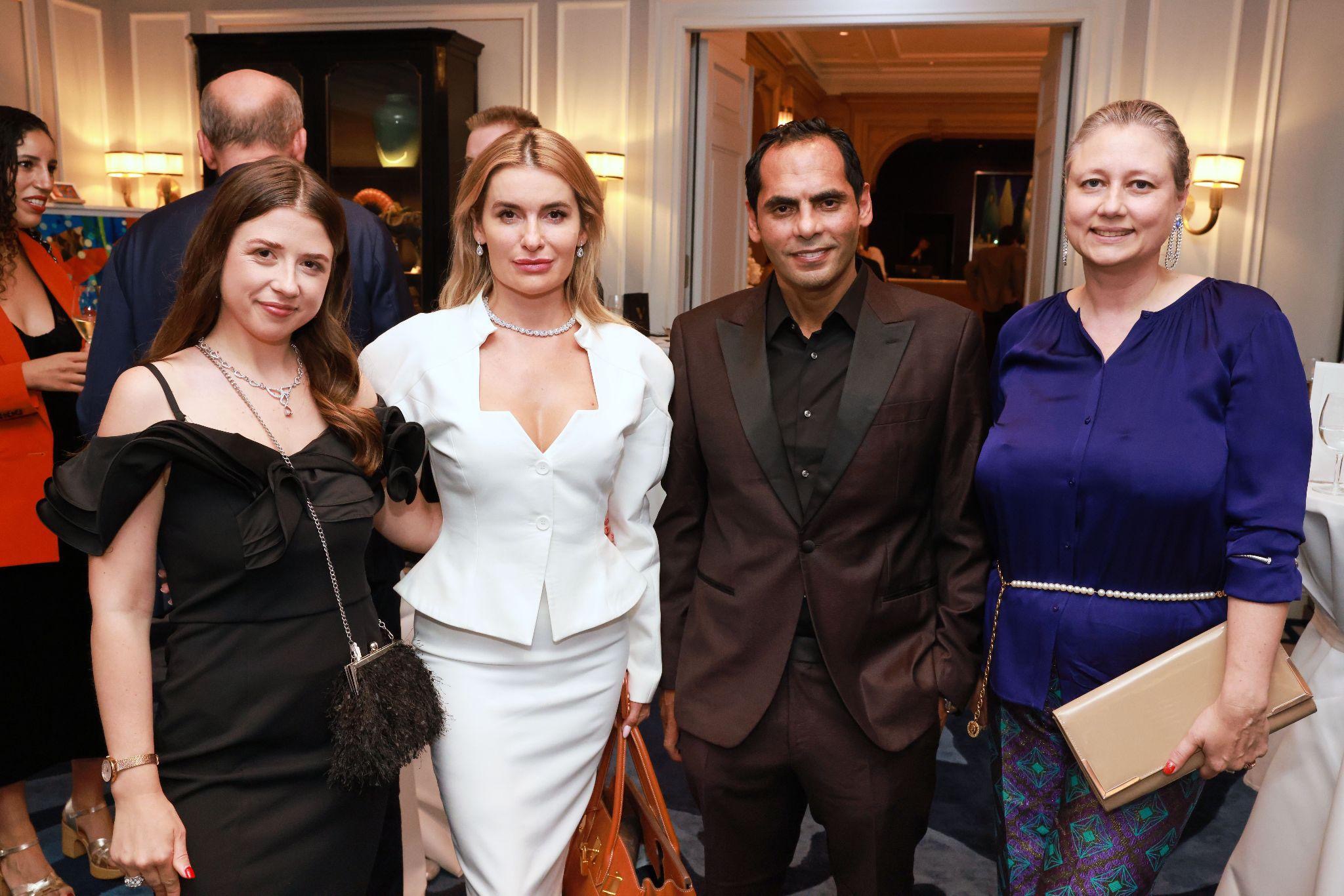 Guests posing together at THE Circle networking evening in Zurich